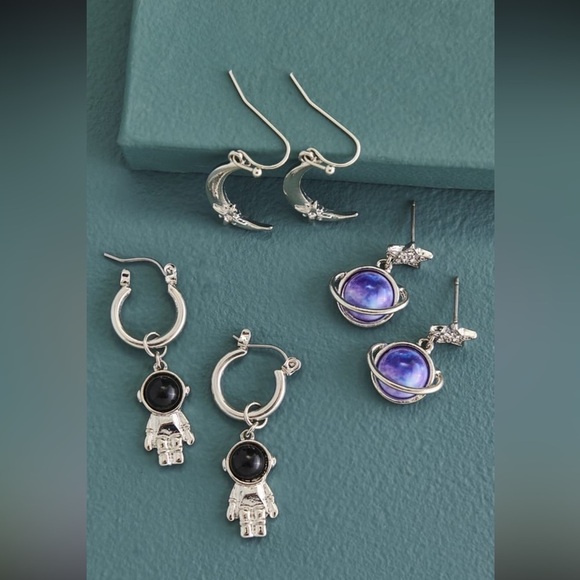 EARTHBOUND Jewelry - Earthbound Trading Astronaut Explorer Earring Set, NWT 🚀🌔